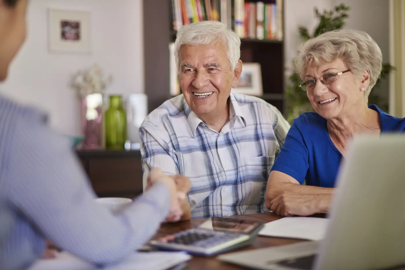 Personas mayores recibiendo asesoramiento documental